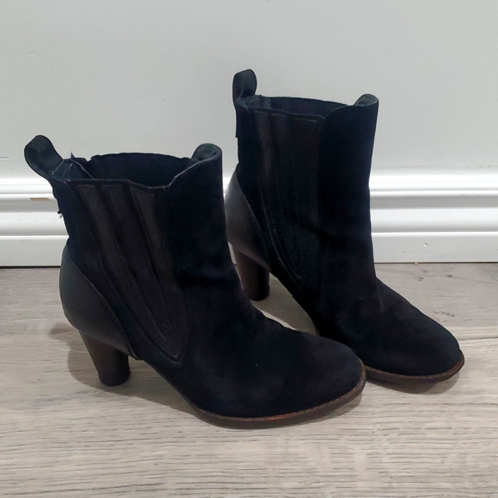 UGG Black Suede Leather Booties Sz 6 โ Cozy Chic Ankle Boots for Fall & Winter